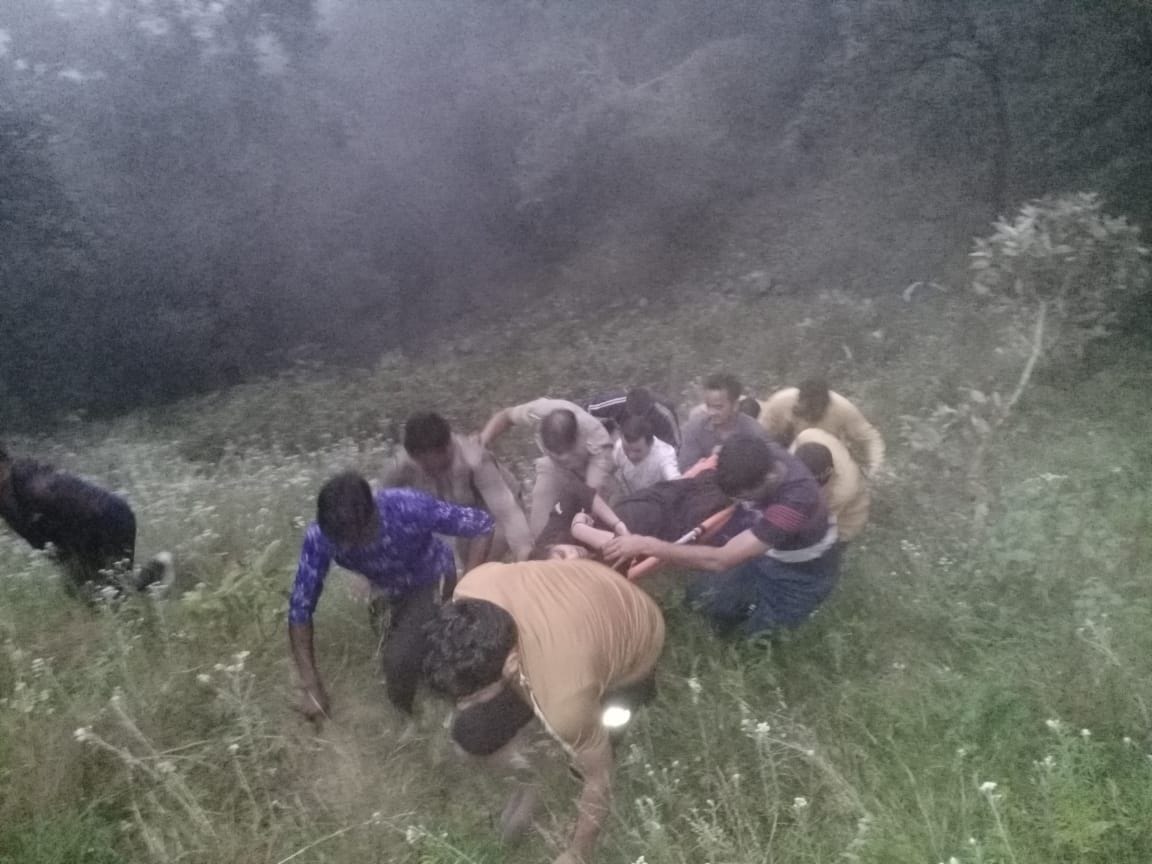 Car fell into a ditch in Salt, four people injured