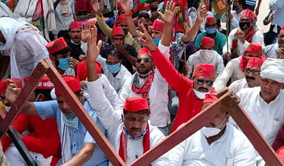 पट्टी तहसील में ज्ञापन देने जा रहे पुलिस द्वारा रोके जाने से धरने पर सपा कार्यकर्ता।