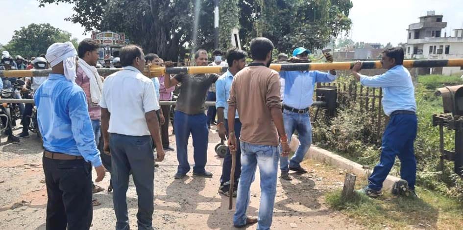 Car breaks railway gate, six hours jammed on Saraiya route