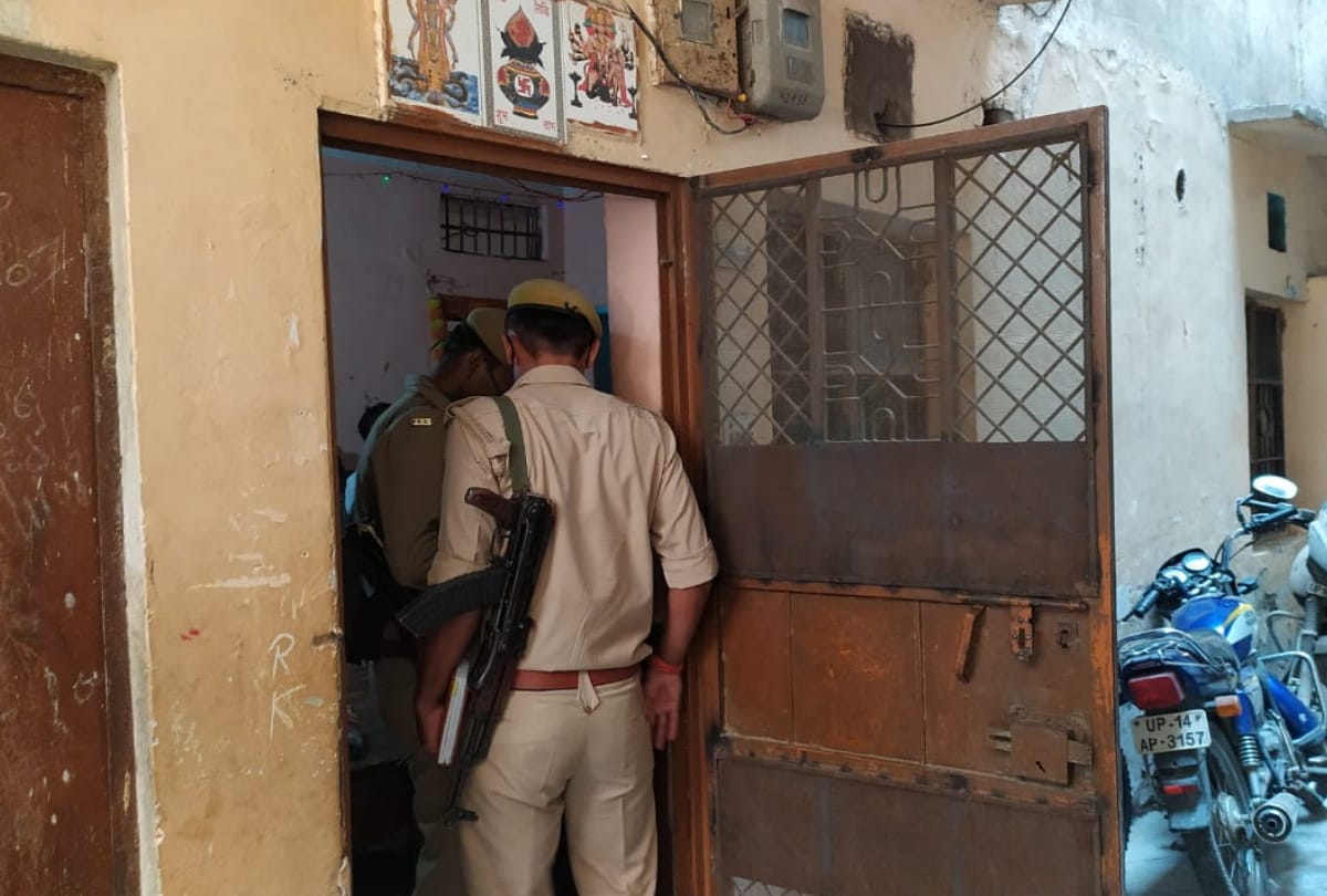 Ghaziabad minor girl being made hostage miscreants looted cash and jewelry also beat with slipper