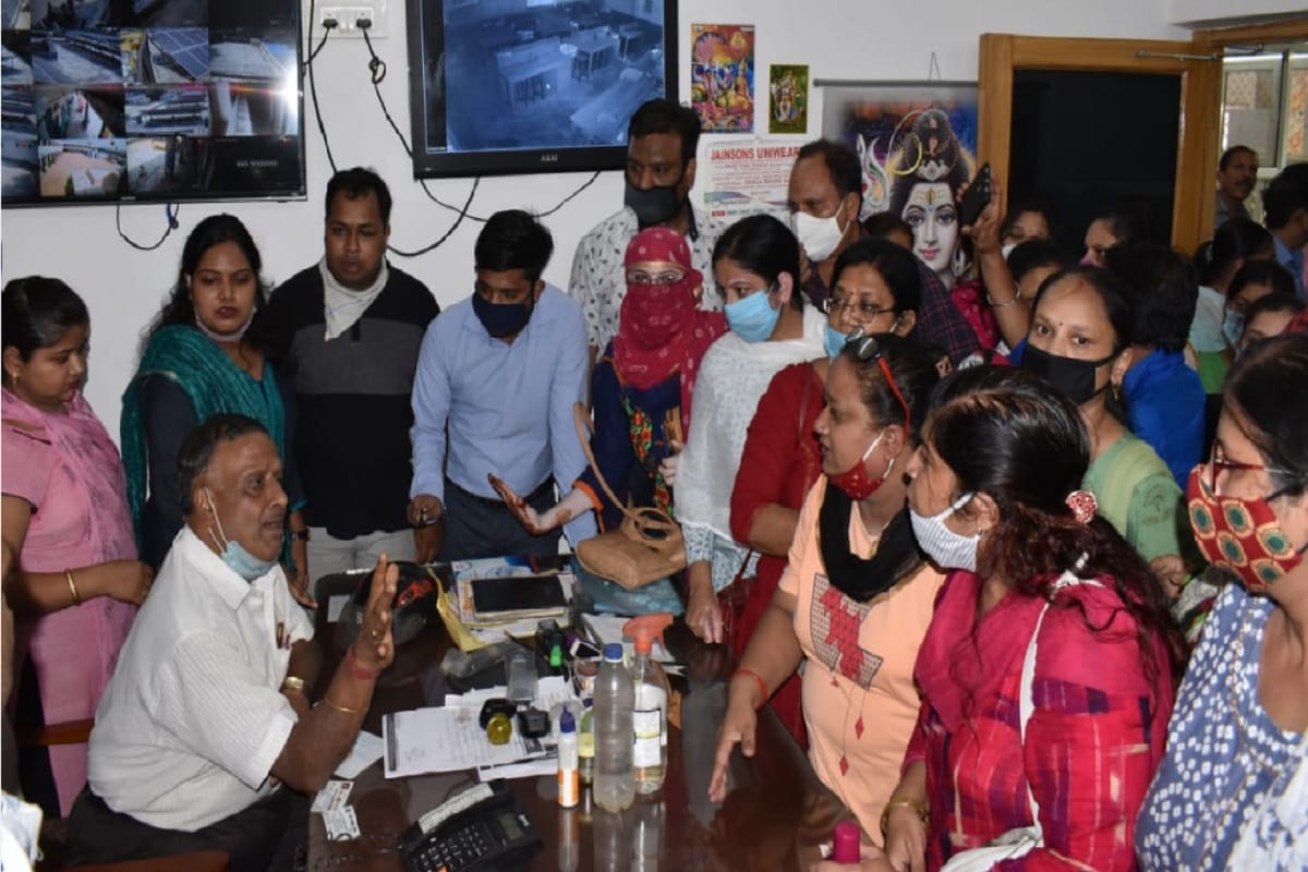The teachers has ruckus in the police station in the case of salary and blamed on school manager