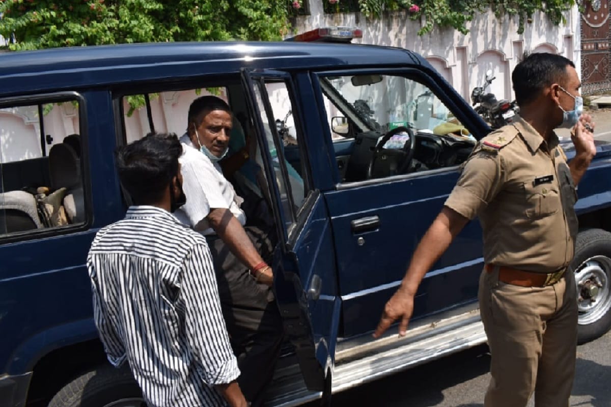 The teachers has ruckus in the police station in the case of salary and blamed on school manager