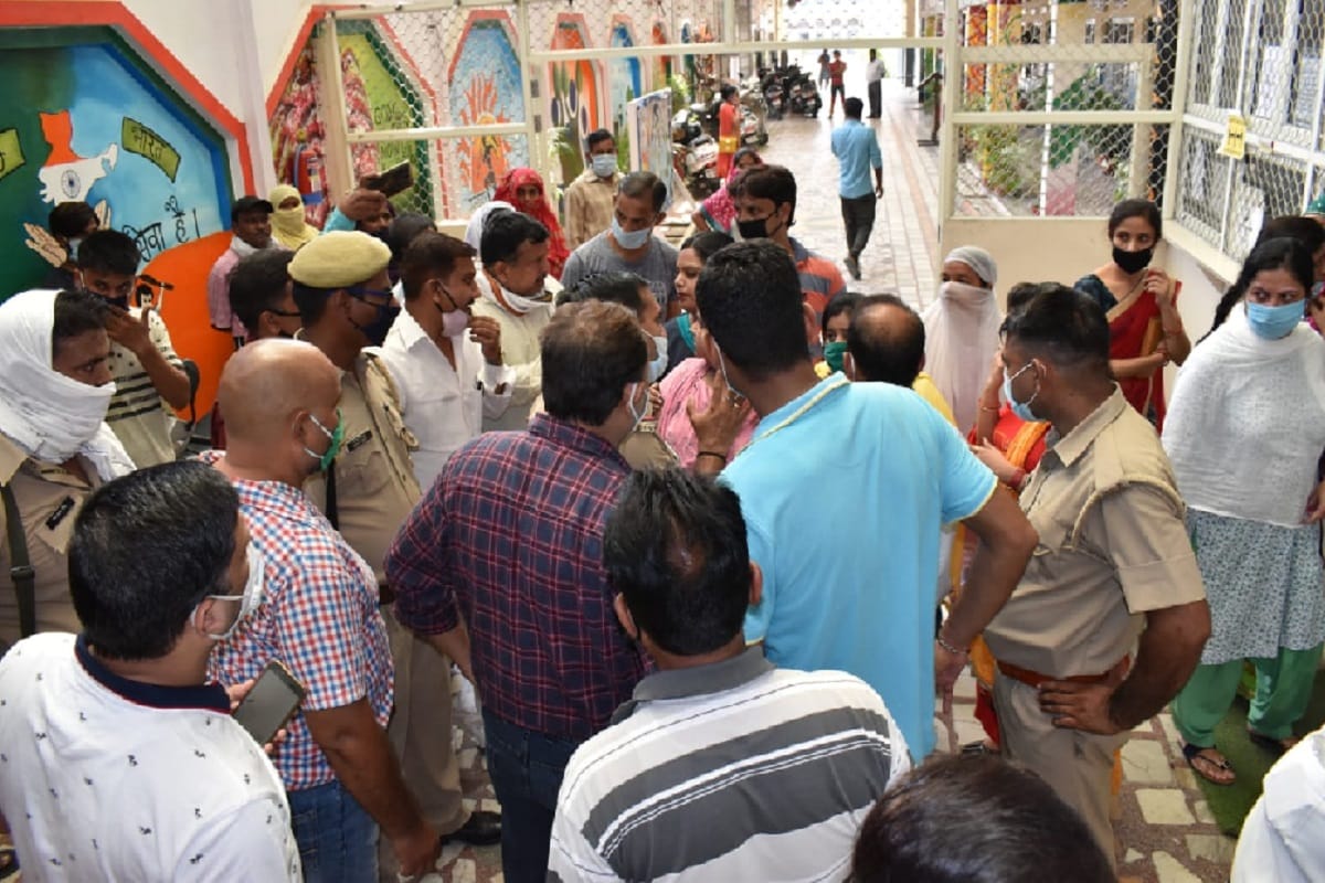 The teachers has ruckus in the police station in the case of salary and blamed on school manager