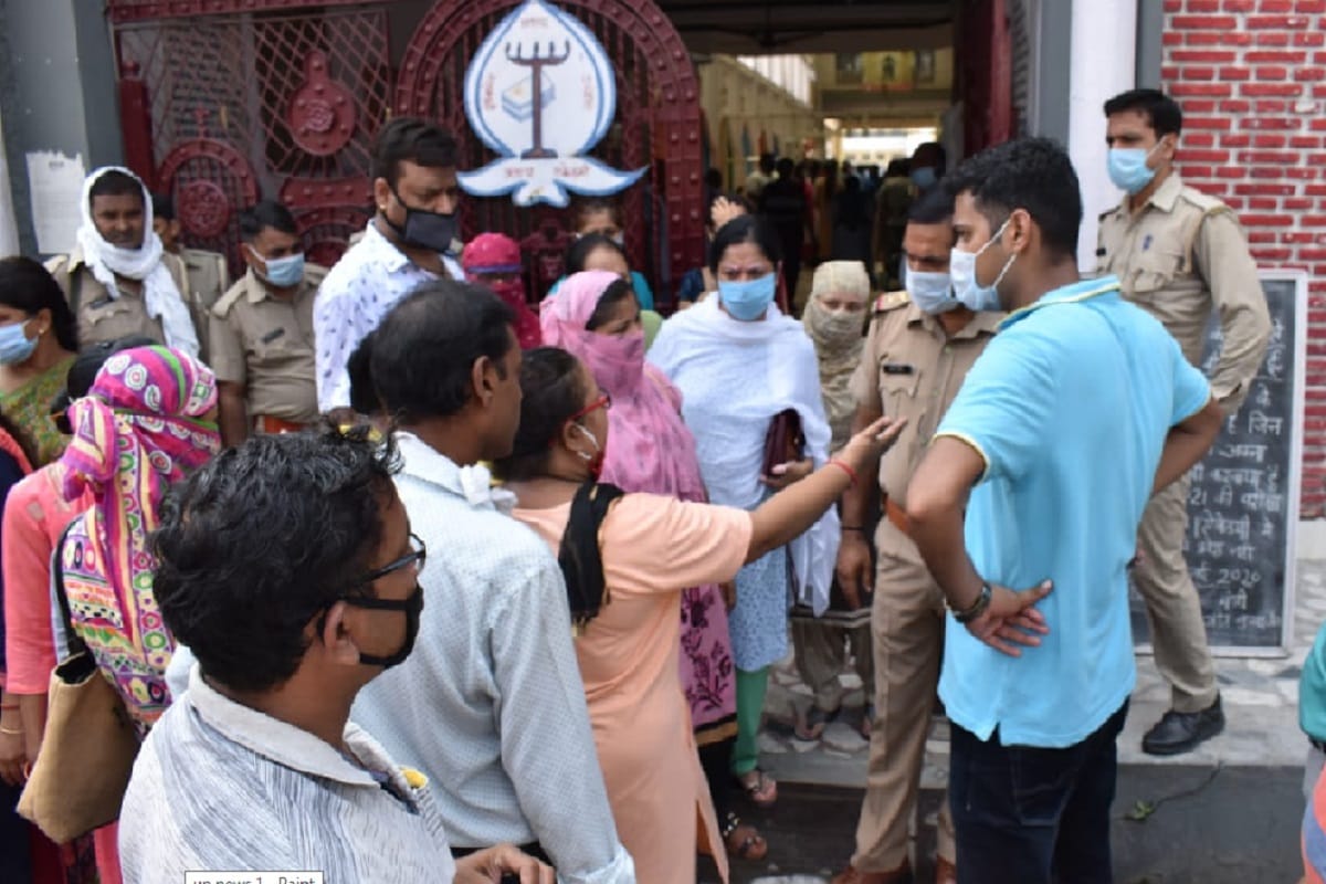 The teachers has ruckus in the police station in the case of salary and blamed on school manager