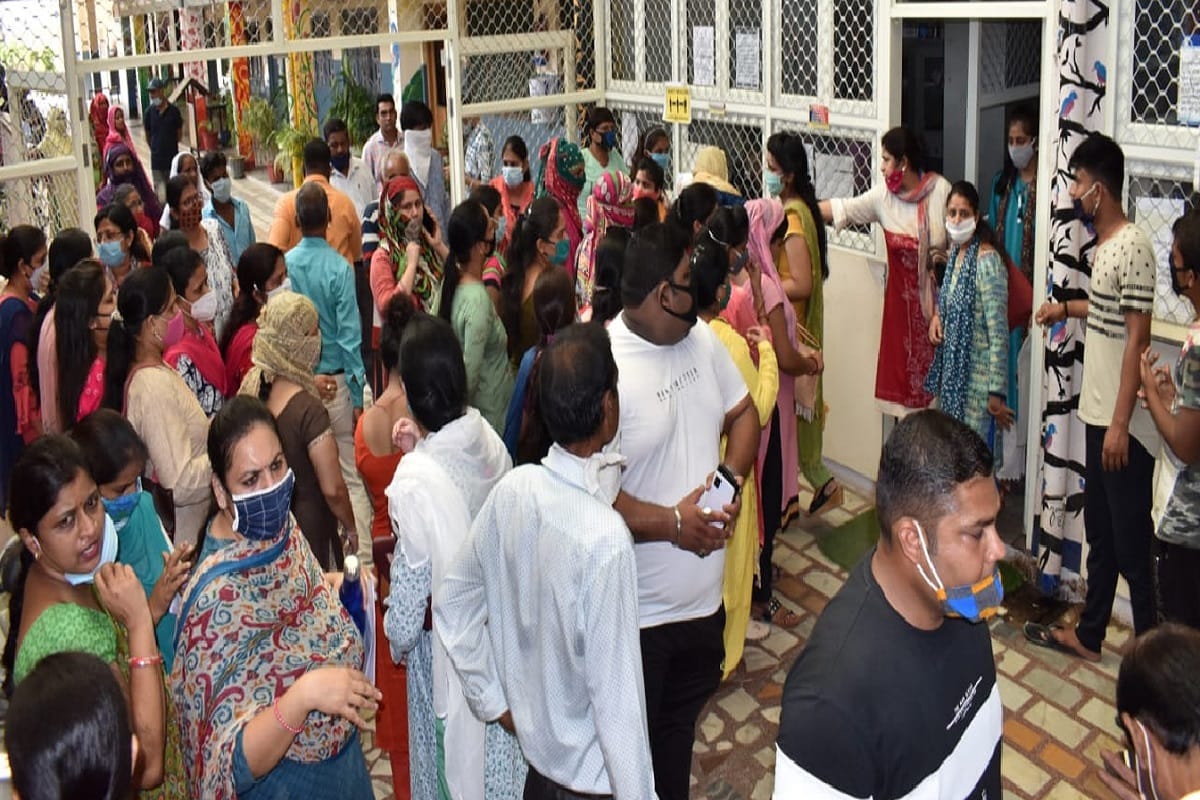 The teachers has ruckus in the police station in the case of salary and blamed on school manager
