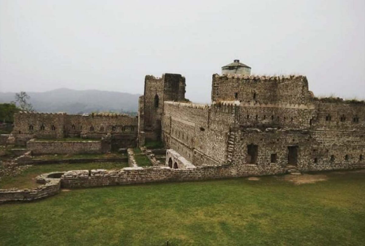 Beautiful places in India for travel Kangra valley in Himachal Pradesh