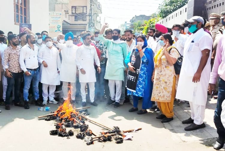 Congress Protest outside the Punjab BJP state president house