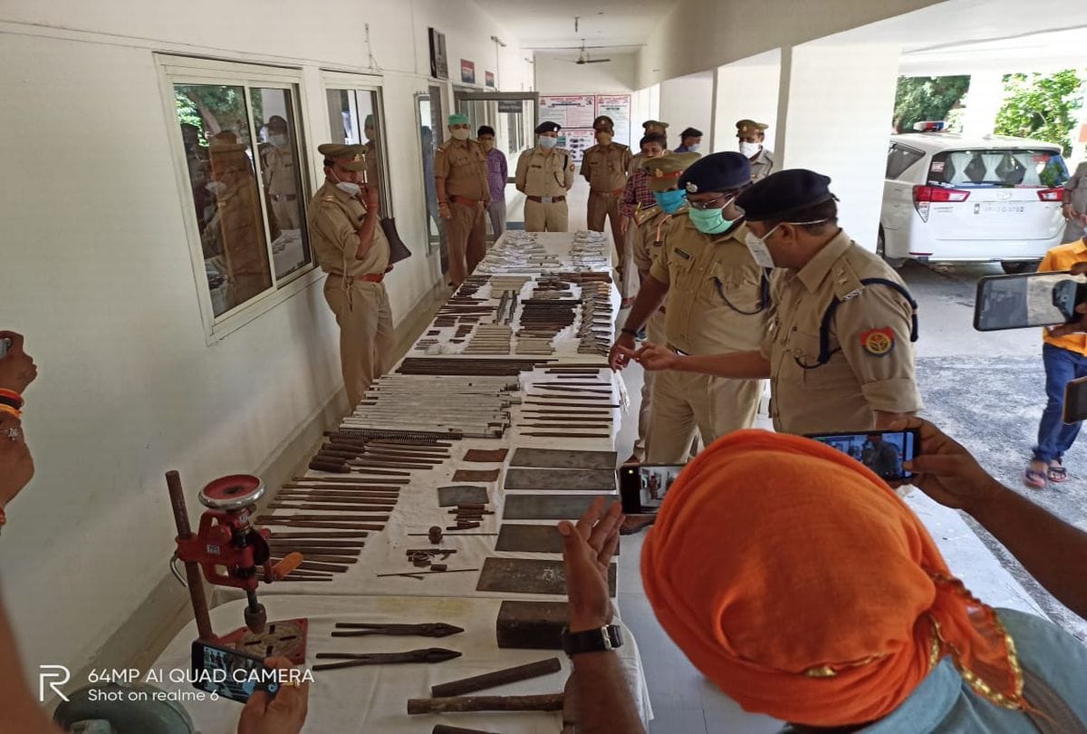 Firozabad Police Raid Illegal Weapons Factory Crime News