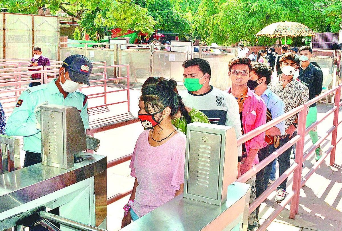 Taj Mahal tickets sale illegally in parking