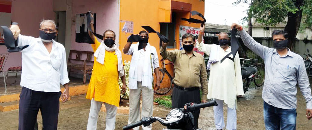 In Chitrakoot, the Galla factions tied the black band and protested