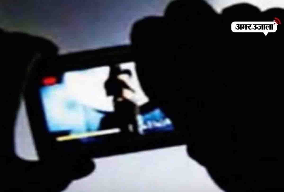 Blackmailing women by making Offensive videos
