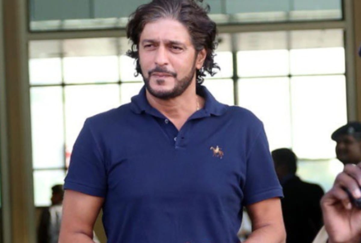 When Sunny Deol Distributes All Cigarette Of Chunky Pandey To Flight Passengers