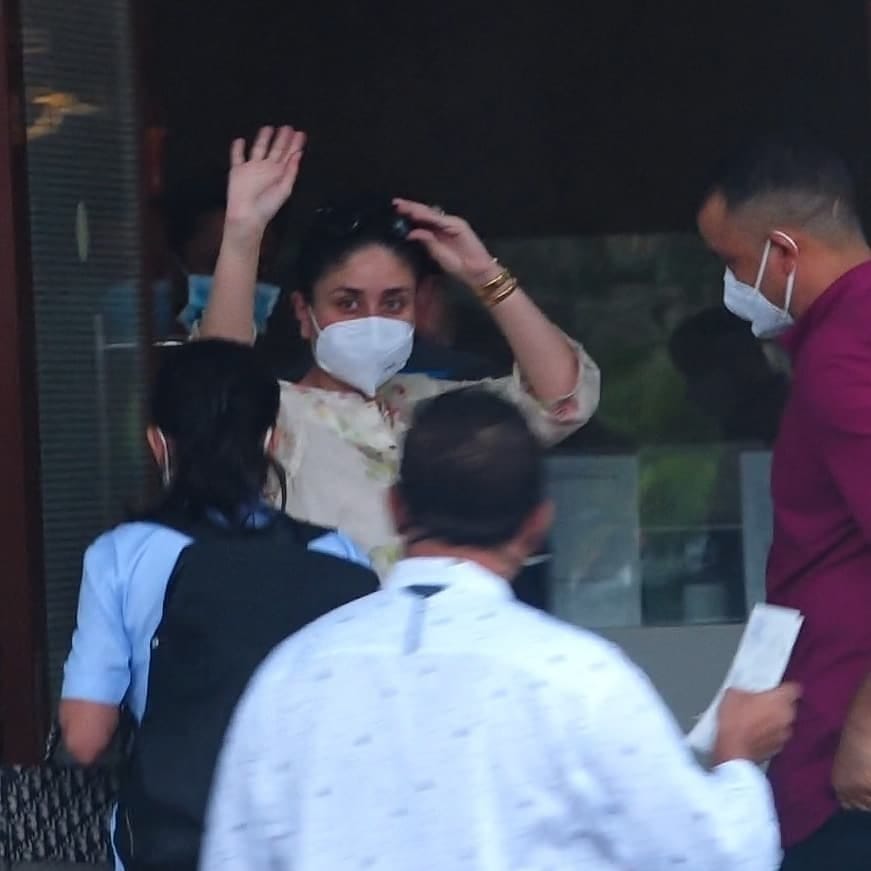 Kareena Kapoor Khan has left Mumbai for in laws home The Pataudi Palace will celebrate her wedding anniversary