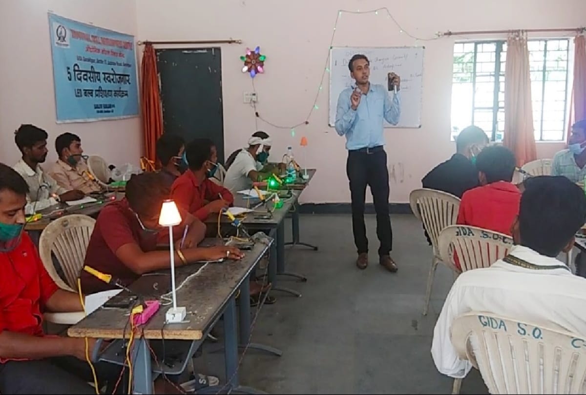 special story of VS energy director Vivek trained 360 people for self employment jobs