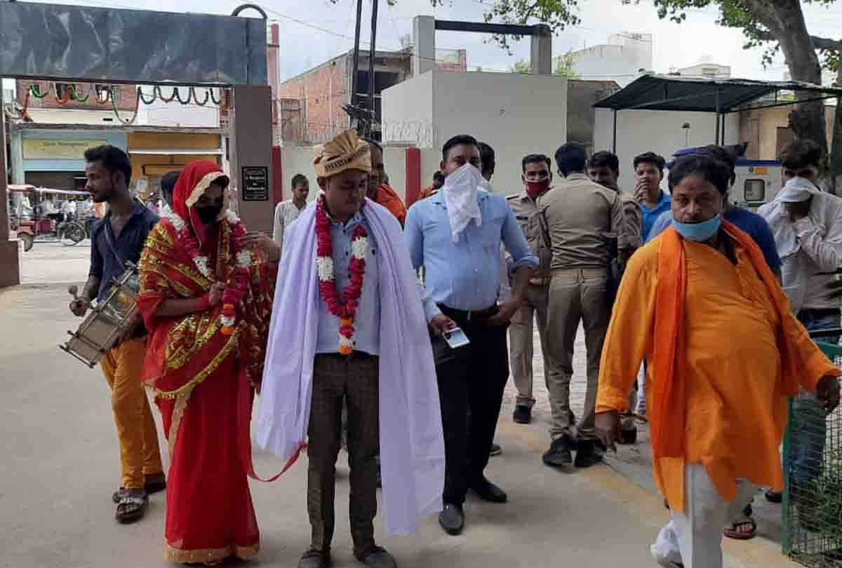 bride reached the Kotwali with a band and married lover in the temple