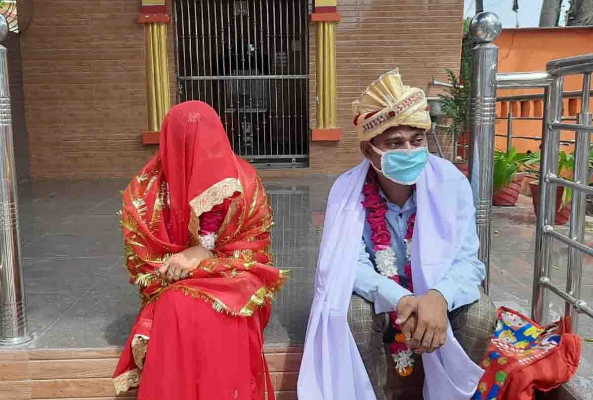 bride reached the Kotwali with a band and married lover in the temple