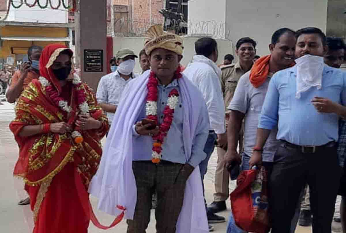 bride reached the Kotwali with a band and married lover in the temple