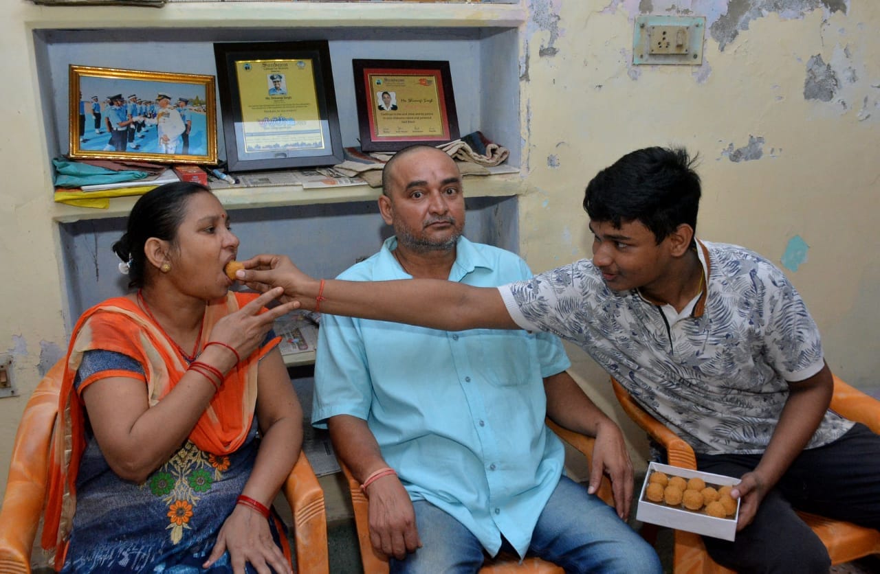 Family of Rafael Squadron Fighter Pilot Shivangi happy