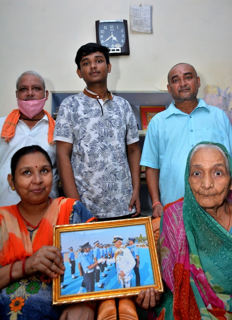 Family of Rafael Squadron Fighter Pilot Shivangi happy
