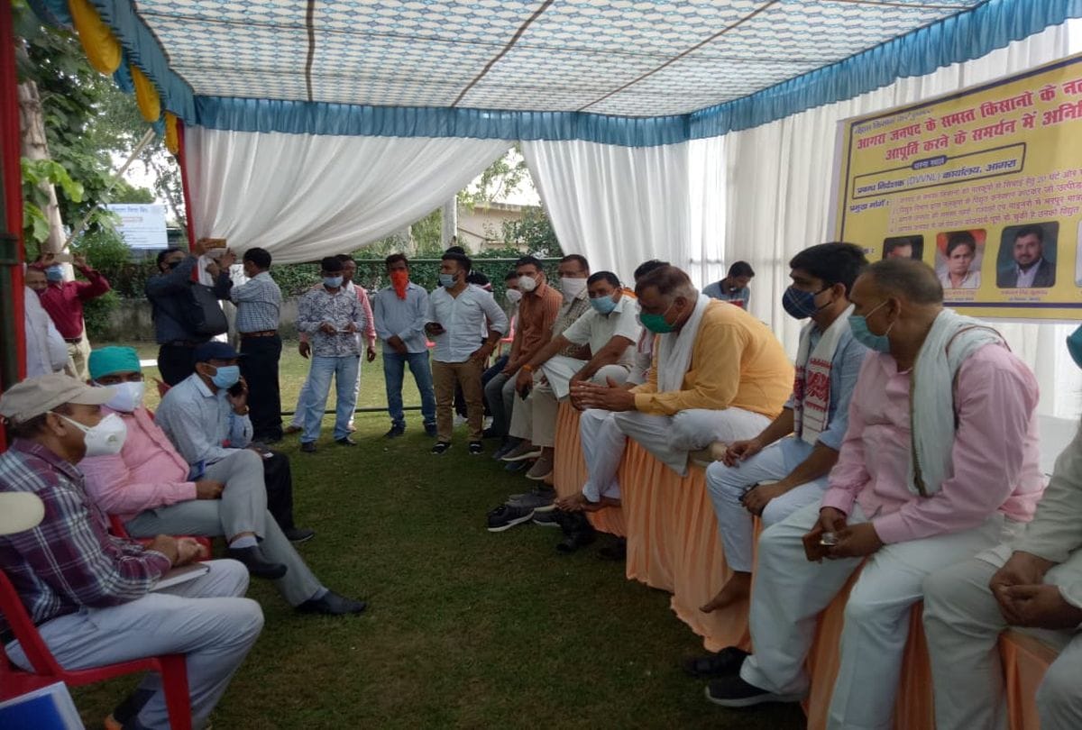 ex MLAs protest with farmers demands electricity for 20 hours in rural area of agra