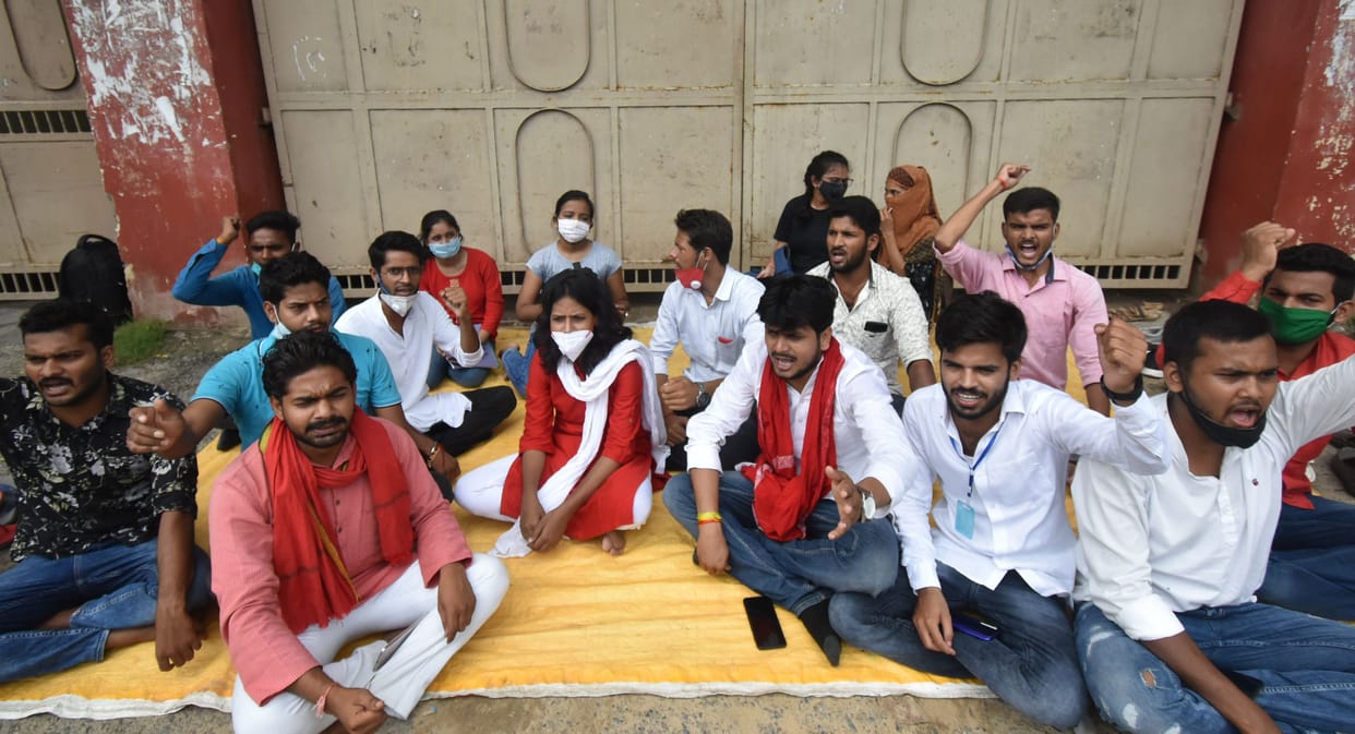 allahabad university girls demonstrated at women college campus