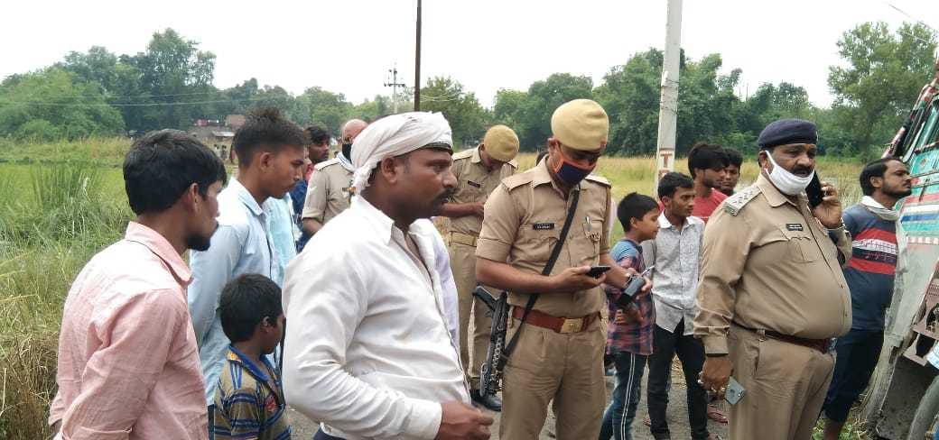 Govans loaded truck collides with poles 28 recovered in Jaunpur