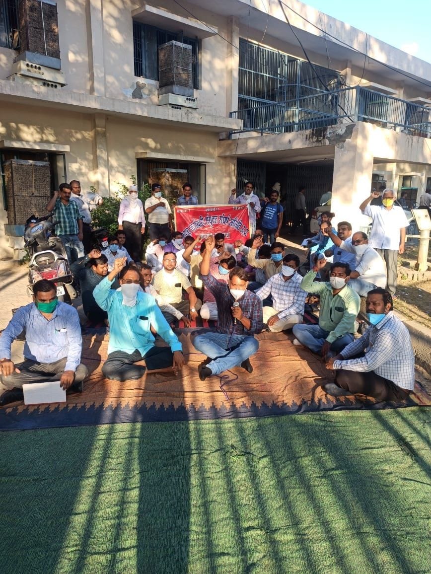 Hathras: Power workers protest against privatization