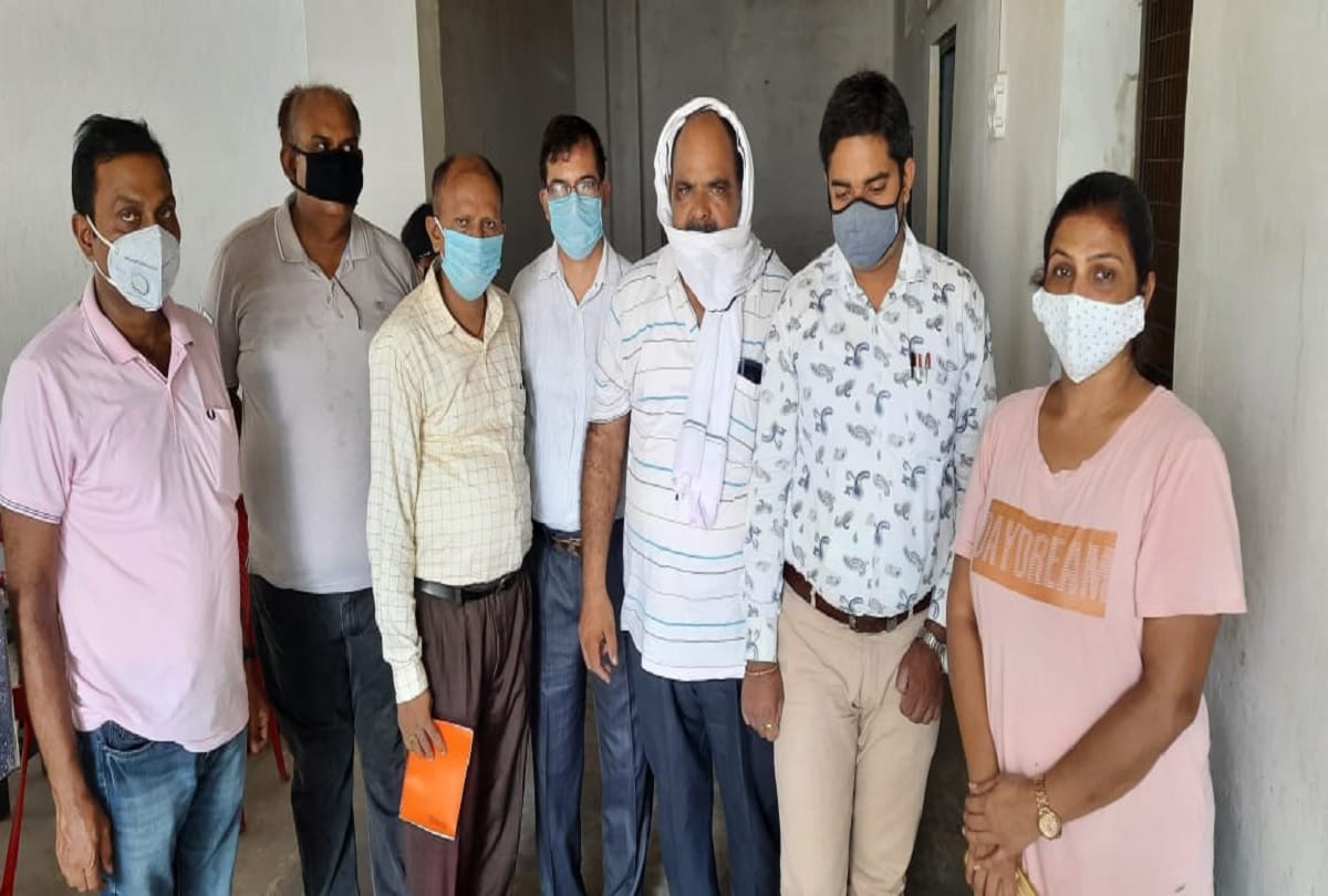 Accountant in hasanpur arrested red handed taking bribe by anti corruption team 