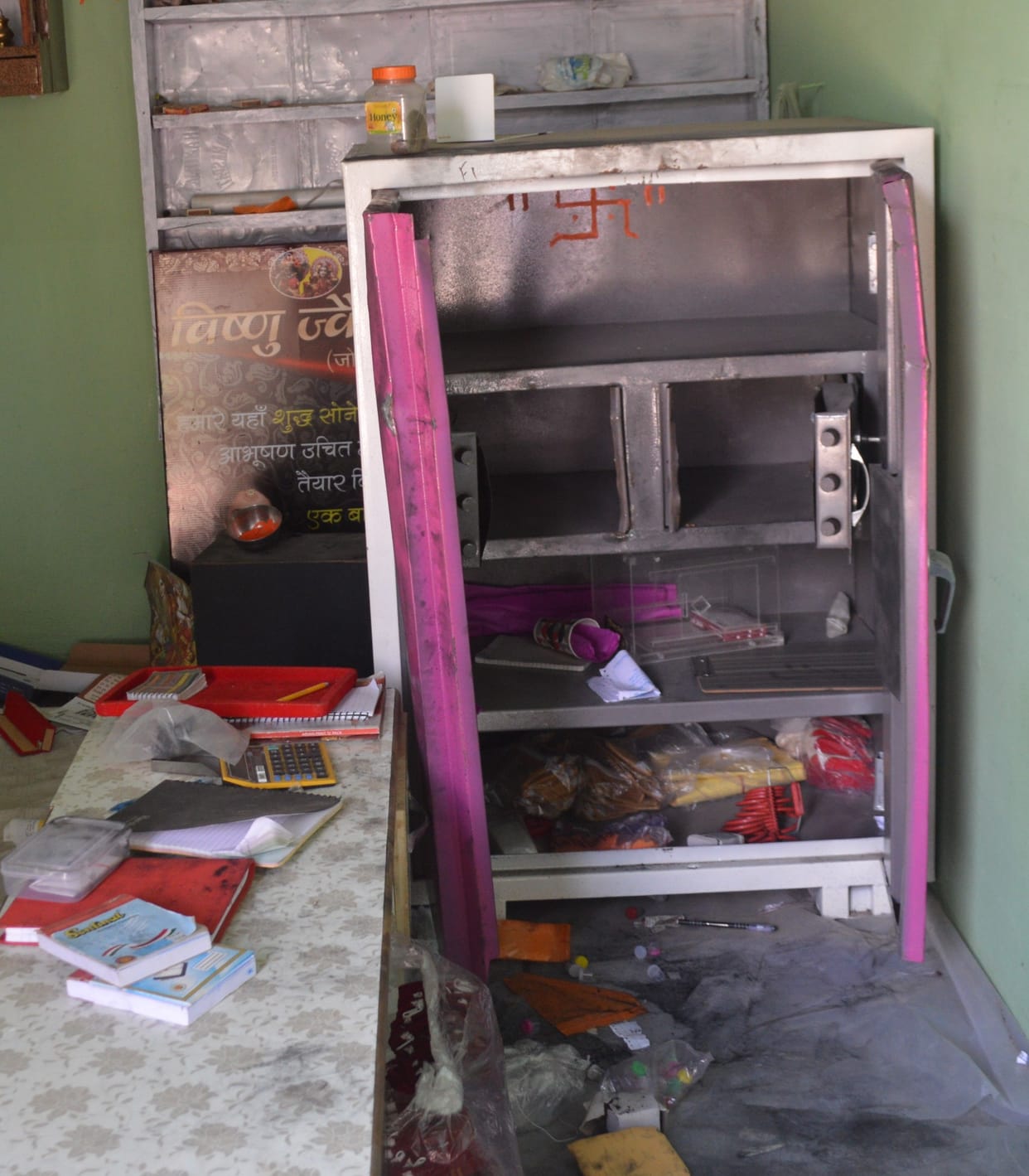 Lakhs rupees stolen of jewelers shop
