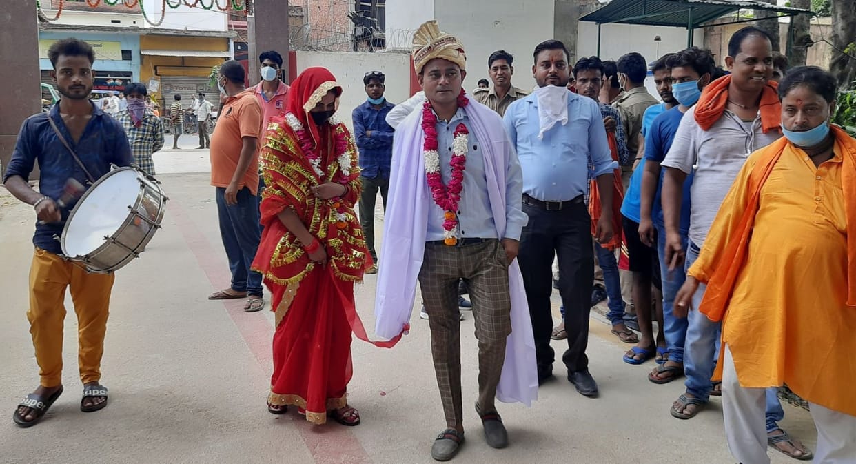 The bride reached the Kotwali with a band and married a lover in the temple