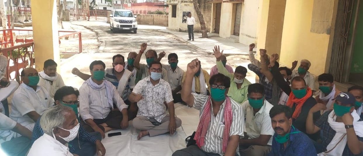Hathras: Protesters demonstrated against the government's policies at the mandi secretary's office