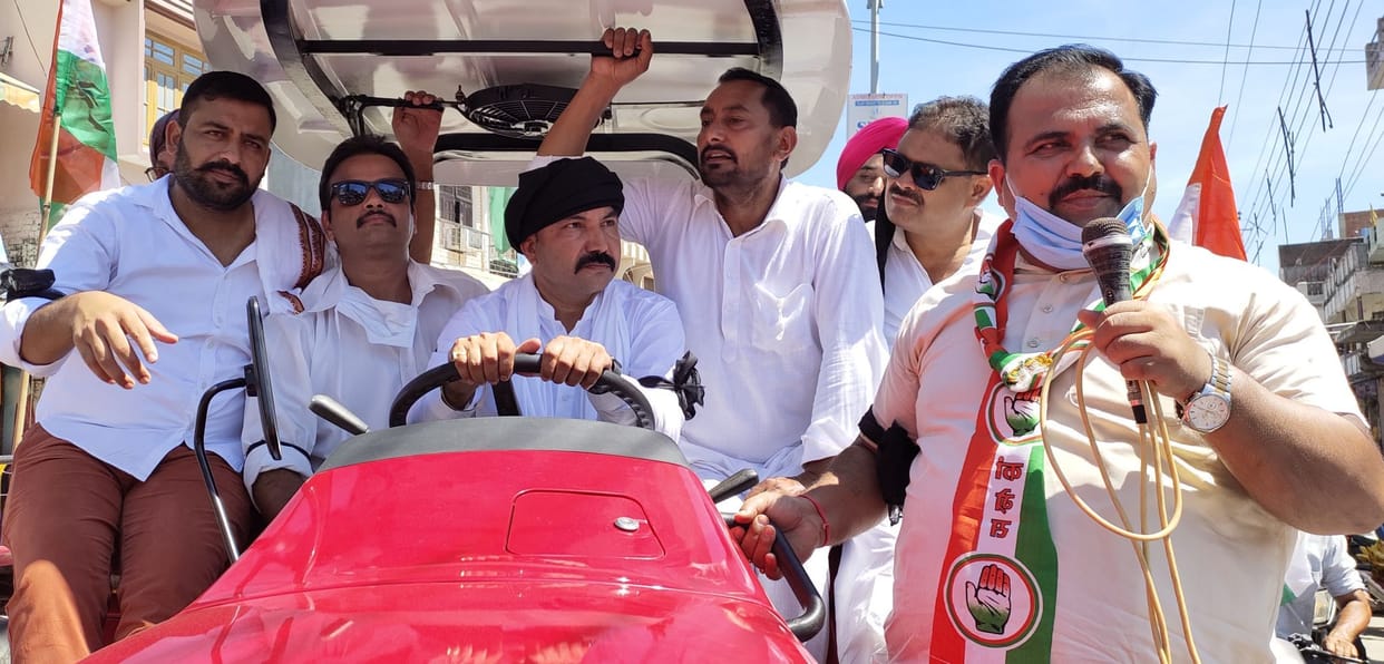 Messive tractor rally held in sitarganj.