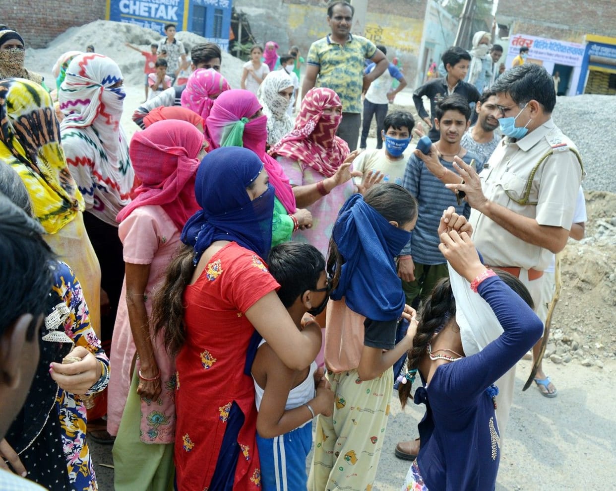 women protest, road jaam, water