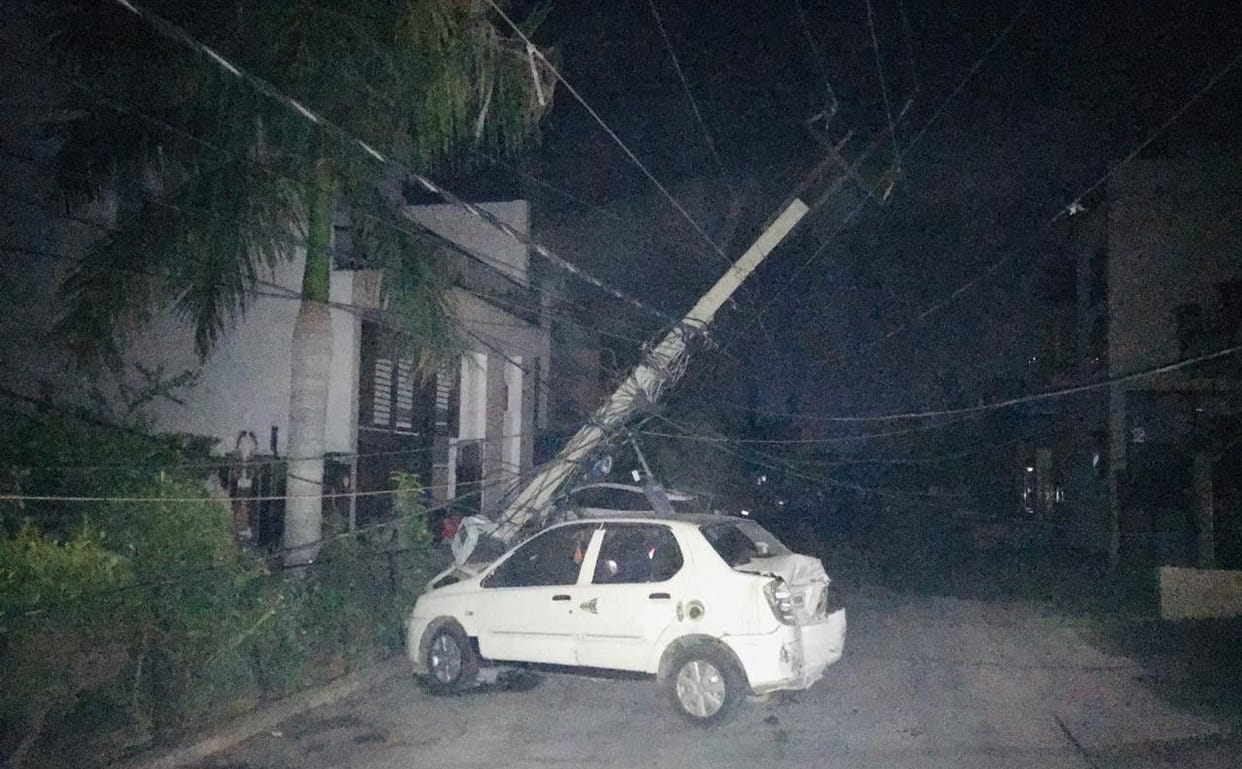 A car collided with a roadside car, the car bounced off an electric pole, 500 families suffered power failure.