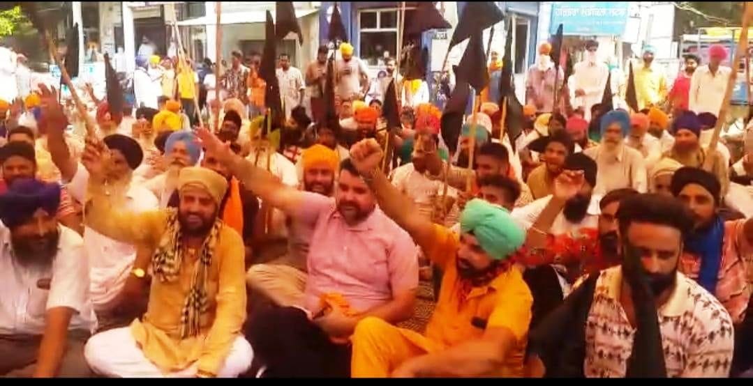 protest of farmers in gurdaspur