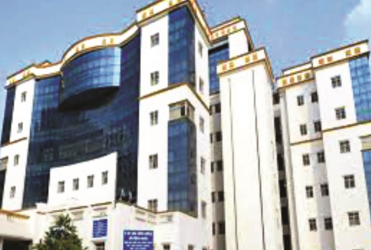 about 500 posts of senior doctors are vacant in PGI, KGMU and Lohia Institute