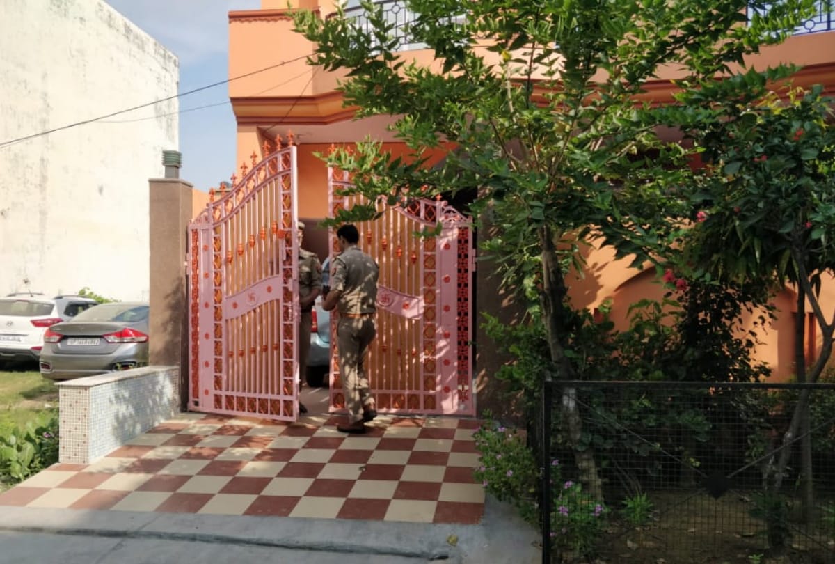 Ghaziabad news ghaziabad loot in businessman house couple beaten miscreants ran away