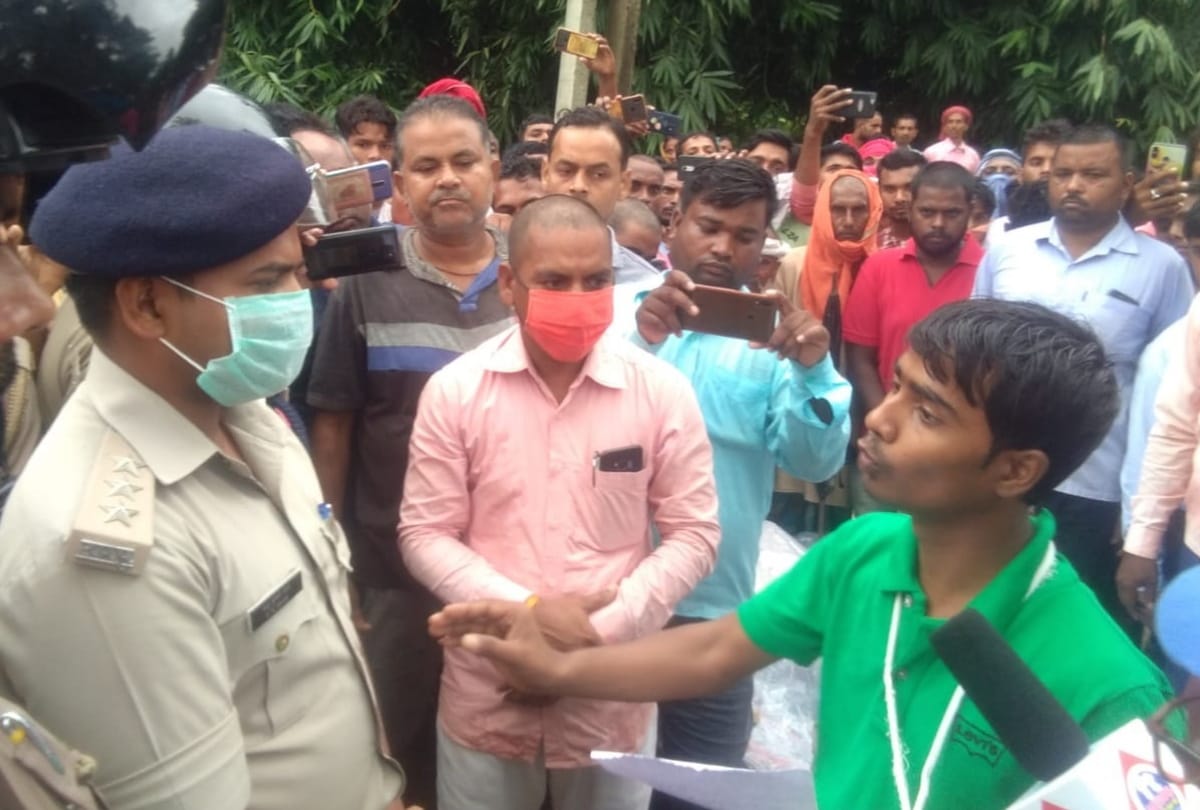 family Blocked roads after girl dead in maharajganj
