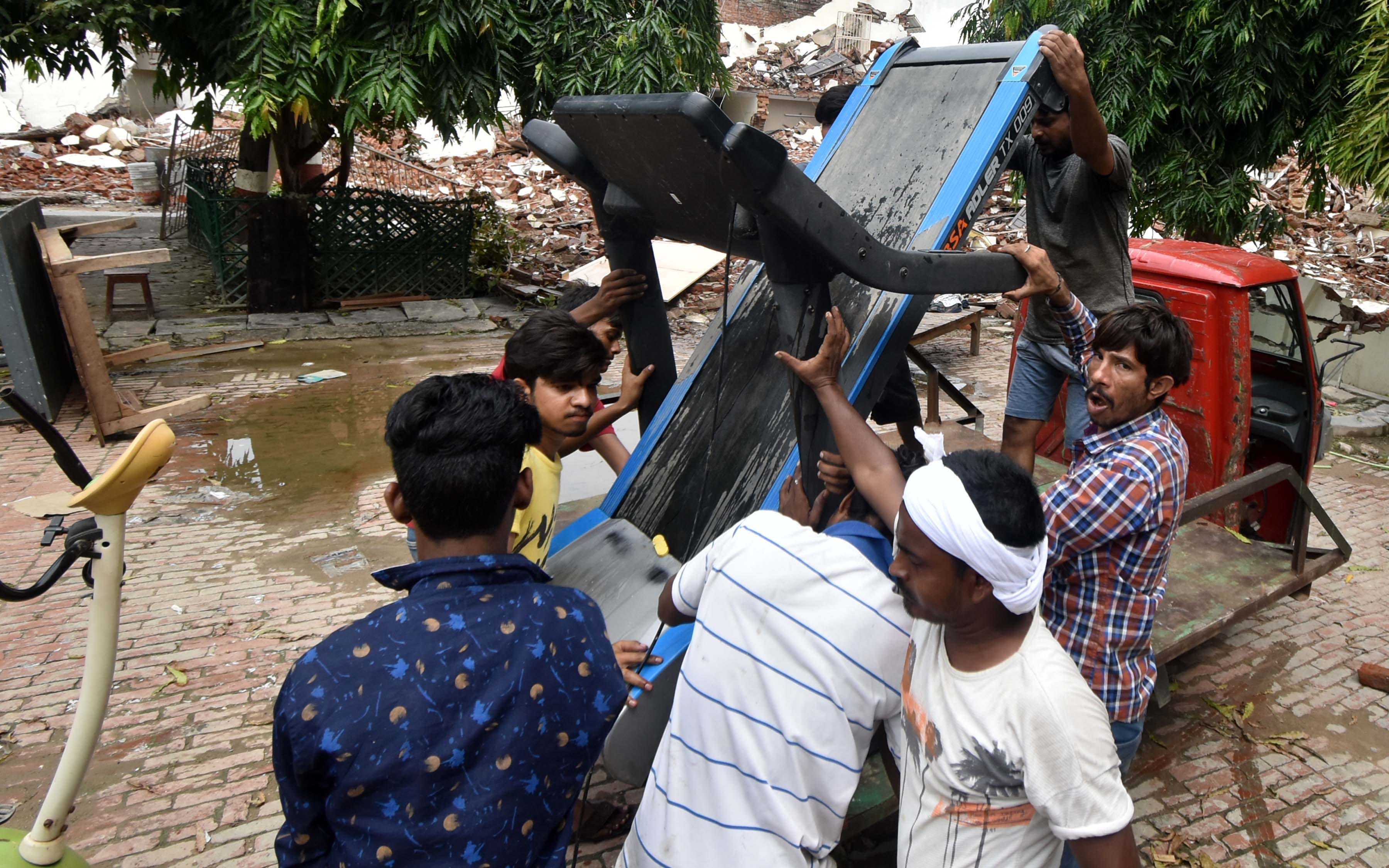 Atiq's wife arrives with children after Ashiana falls apart