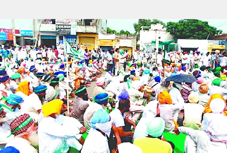 Leaders forget Corona Guidelines during protest in Punjab