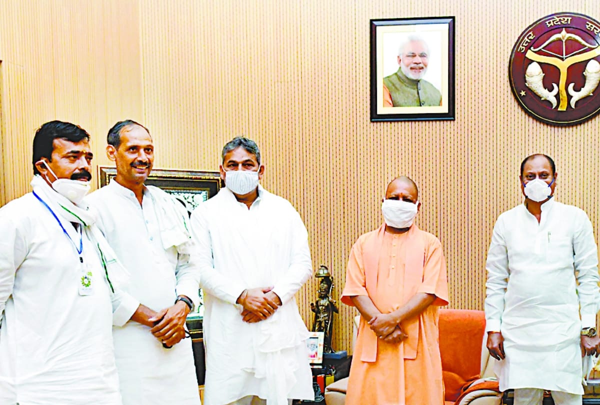 Demand kept together with CM Yogi, crops should not be destroyed without giving compensation to the acquired land