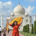 ताजमहल पर फोटो खिंचाती महिला पर्यटक