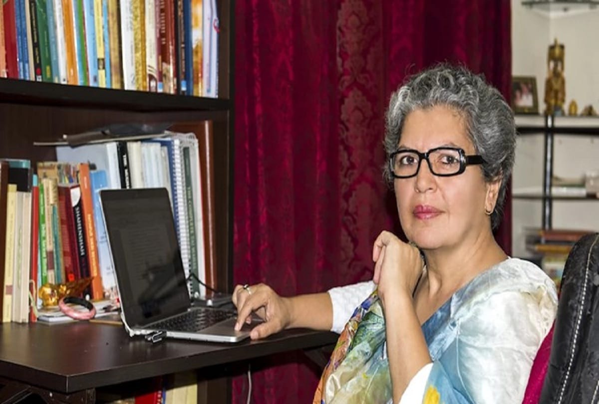 rana Safavi Received The Yameen Hazarika Award