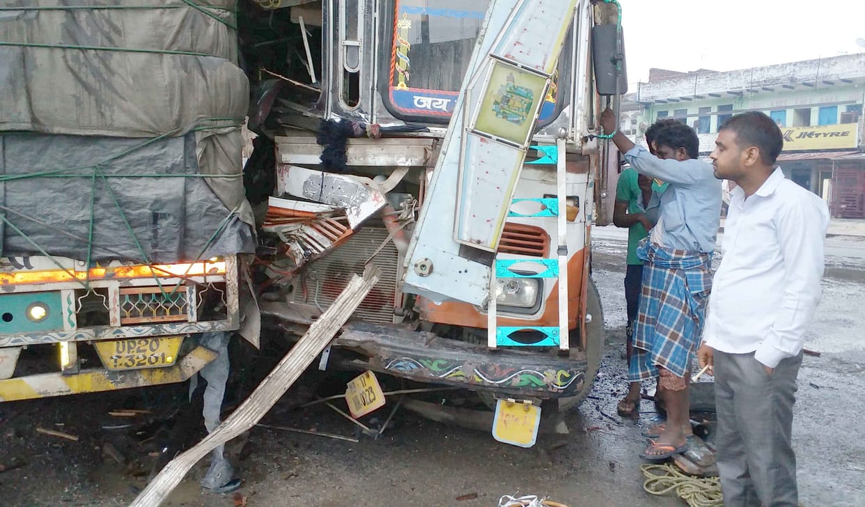 Three injured in collision of vehicles, highway jammed