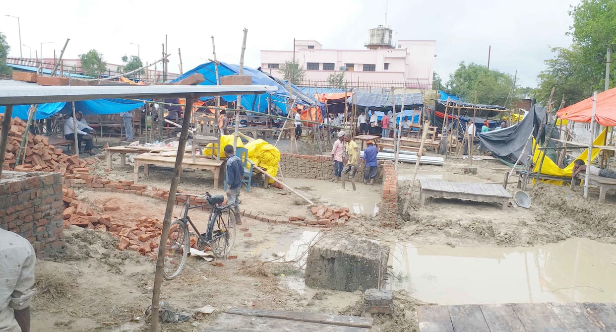 Advocates and businessmen wandering in search of a place