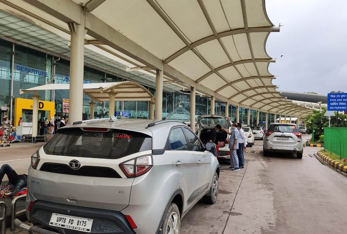Students took off their clothes when the team asked for money for corona investigation at Lucknow airport