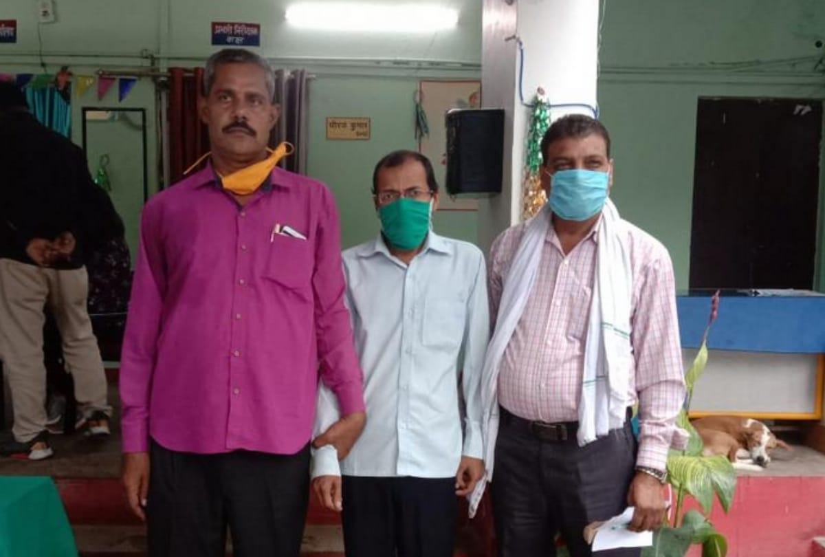 officer in Silk department arrested while taking bribe.