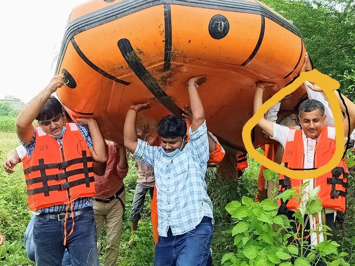 DM got out of the boat to inspect waterlogging in Ballia, got stuck in the middle and took out the boat with his hands
