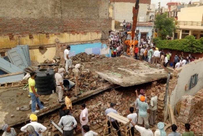 Punjab News in Hindi: Multi storey Building Collapse in Drabassi of Punjab