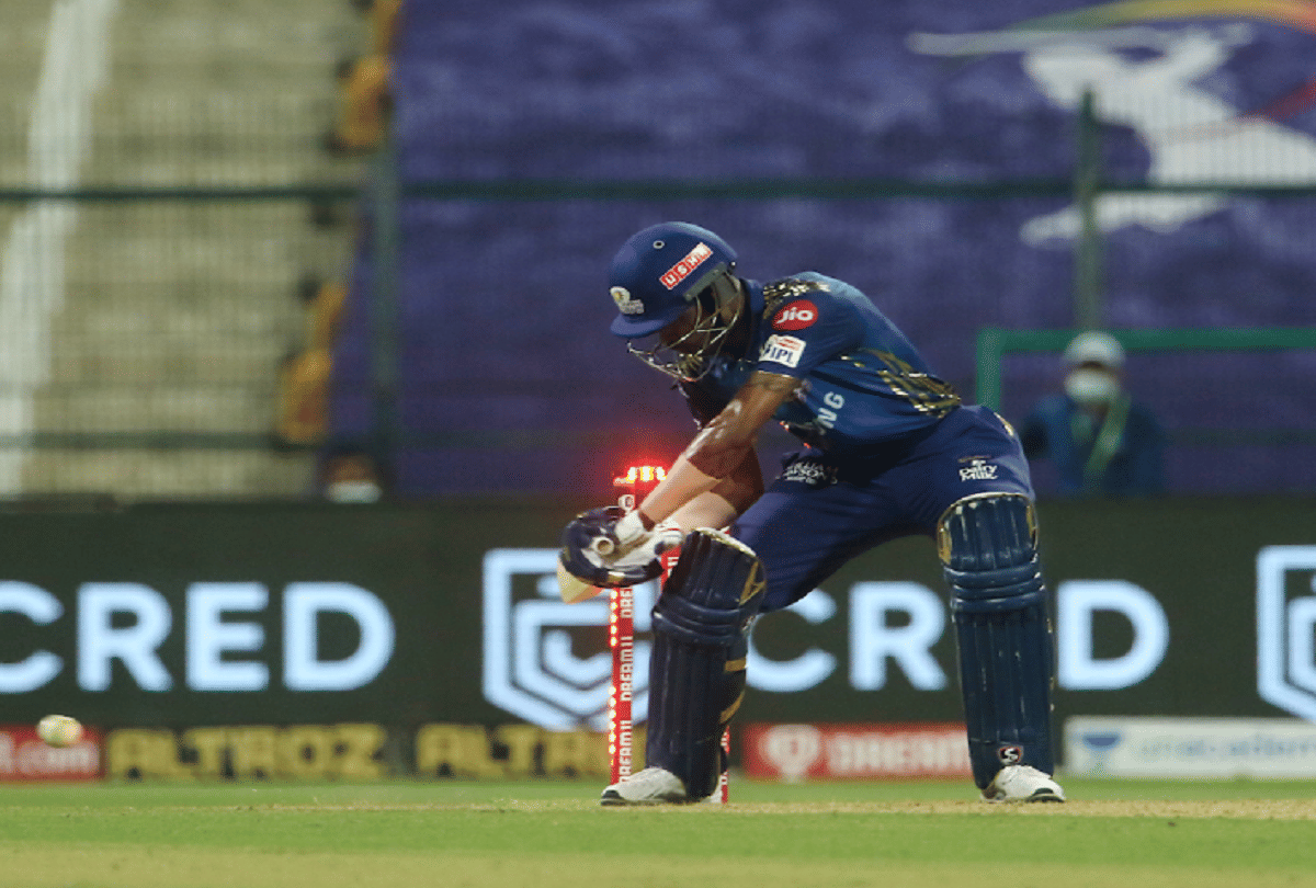 IPL 2020 MI vs KKR News in Hindi: Hardik Pandya returned to the pavilion after getting out by hit wicket